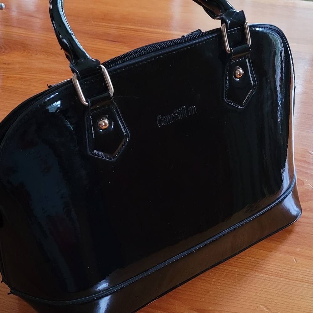 "CanoStilil " handbag in faux patent leather.